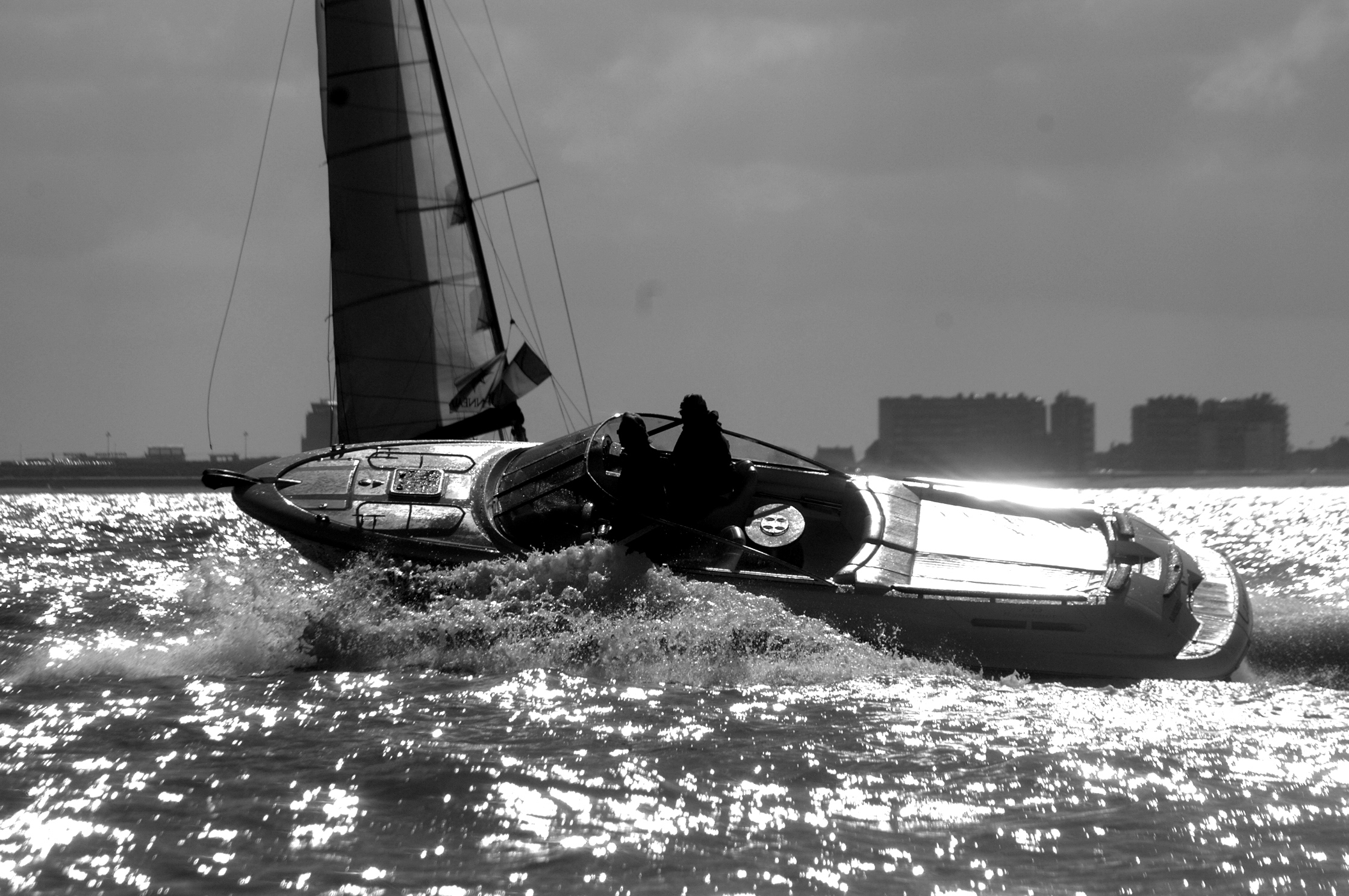 snelle motorboot langs de kust